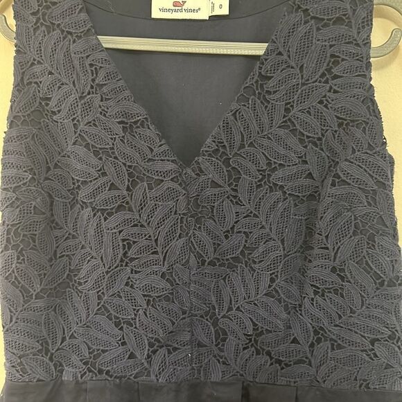 Vineyard Vines Navy Blue Lace Contrast Dress Size 0 Sleeveless Pleated V-Neck - Picture 3 of 6